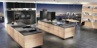 Edle Kuche In Schwarz Matt Kombiniert Mit Holz Wildeiche Furniert Luxuskuchen Kuche Schwarz Kuchendesign
