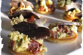 Toasts De Blinis Aux Oeufs Brouilles Et Magret De Canard Seche Recette Magret De Canard Recettes De Cuisine Et Recette