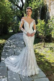 Reizend und aufregend ist das „brautkleid rückenfrei tattoo spitze„, das kostbar wirkt und die braut modisch und stilvoll in szene setzt. Fit And Flare Brautkleid Mit 3d Spitze Plunge Ausschnitt Langem Arm Tattoo Effekt Und Schleppe Von Justin Alexander Modell 88120 Heiraten Mit Braut De