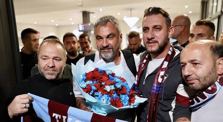 Thomas Reis’in Trabzon Havalimanı’nda Trabzonspor atkısıyla taraftarlarla üçlü çektiği an