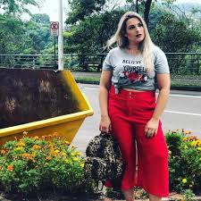 Calça Vermelha Combina Com Que Cor De Blusa Vermelho E Cinza Sao Cores Que Combinam Muito Bem Entre Si A Jaquezick Escolheu A Calca Vermelha Com Camiseta Calca Vermelha Modelos Plus Size Moda Plus Size