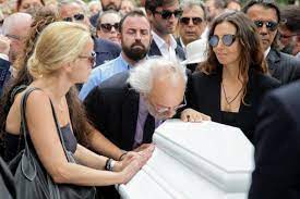 Πέτρος γαϊτάνος ΄΄η ζωή εν τάφω΄΄ ι ν αγίας σοφίας θεσνίκης, petros gaitanos live byzantine hymns. Aparhgorhtos Lykoyrezos Sthn Khdeia Zwhs Laskarh Anoi3e To Feretro Kai Video Gossip Life