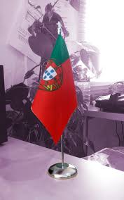 A bandeira de portugal tem duas cores em quantidades diferentes junto ao brasão português. Bandeira Portugal Disponivel Para Comprar Comprarbandeiras Pt