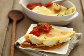 5 huevos 1 ½ taza harina 1 ¾ taza leche ½ cucharadita de sal mantequilla derretida (para hacer los crêpes) relleno: Ricetta Crespelle Al Formaggio E Pomodoro Cirio