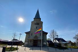 Diese datei stammt aus einem gemeinsam genutzten medienarchiv und darf von anderen projekten. Regenbogenfahne An Der Kirche Mein Rheda Wiedenbruck Das Digitale Heimatmagazin Fur Rheda Wiedenbruck