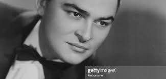 Ray Eberle, foi um ex-cantor da Orquestra Glenn Miller que gravou canções  de sucesso como “Serenade in Blue” e “Moonlight Cocktail” na década de 1930