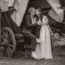 Brautkleider sind, im allgemeinen, sehr aufwendig hergestellte kleider, aus hochwertigen materialien, mit mehreren unterröcken. Brautmode Weimar Friske Lubcke