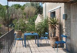 Arredare L Outdoor Con Il Classic Blue Nel 2020 Tavoli Per Esterni Idee Per Patio Arredamento Di Design