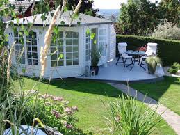 Die Oase Im Eigenen Garten Dieses 5 Eck Gartenhaus In Weiss Mit Gepflasteter Terrasse Erinnert An Einen Karibischen Ort Um Gartenhaus 5 Eck Gartenhaus Garten