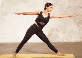 Wie mache ich yoga zu hause, damit es nicht nur bewegung ist, sondern wissen über sich selbst? Yoga Lernen Fur Einsteiger Tipps Von Expertin Amiena Zylla