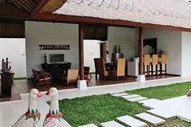 Bahkan aparat gabungan langsung mendatangi vila yang berlokasi di jalan dukuh indah, gang sungai, banjar semer, kerobokan kelod, kuta utara, rabu (2/6) petang. Candi Kecil Tiga Ubud Bali Indonesia