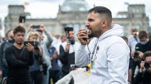 Attila hildmann was born in 1981 in berlin, where he still lives today. Haftbefehl Wer Warnte Attila Hildmann Tagesschau De