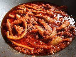 Selepas melihat sambal sotong yang ditayang sahabat saya chahaya shiela, di facebook, saya menjadi sangat teringin untuk menikmati sambal rahsia untuk membuat sambal tumis yang sedap ialah dengan menumis bahan tumisan dengan api perlahan sehingga cili betul betul masak dan garing. Sambal Sotong Kembang Azie Kitchen