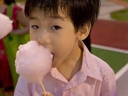 Fondo Niño Comer Algodón De Azúcar Noche Disfrute Personas Foto E Imagen  Para Descarga Gratuita