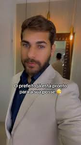 Respeita o look do Prefeito para a sua posse. Kkk