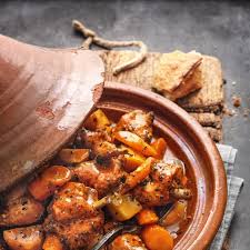 Wer Eine Tajine Form Besitzt Kann Die Marokkanische Spezialitat Darin Zubereiten Die Kostlichkeit Aus 1001 Tajine Rezepte Marokkanische Rezepte Gemuse Tajine
