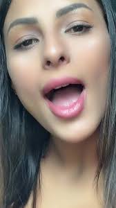 Coroa Bonita: Sorriso Hipnotizante e Charmoso