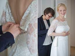 Hochzeit Braut Getting Ready Vorbereitung Hochzeitsfotos Brautkleid Spitze Rucken Regen Hochzeit Hochzeit Kleid Hochzeit