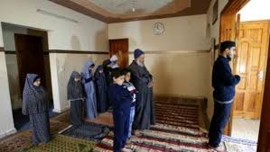 تُؤدّى صلاة العيد ركعتَين، ويُكبَّر في الركعة الأولى بسبع تكبيراتٍ مع تكبيرة الإحرام قبل القراءة، وفي الثانية بخمس تكبيرات سوى تكبيرة. Ø­ÙÙ„ Ø²ÙˆØ§Ø¬ ØºÙ…Ø± Ø­Ø§ÙØ² ÙƒÙŠÙÙŠØ© ØµÙ„Ø§Ø© Ø§Ù„Ø¹ÙŠØ¯ Ù„Ù„Ù†Ø³Ø§Ø¡ ÙÙŠ Ø§Ù„Ù…Ù†Ø²Ù„ Comertinsaat Com