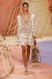 May 18, 2021 · hippie style of the 70s consisted of long hair, brightly colored clothing made in free and flowy fabrics with exotic bold prints and patterns and, bell bottom pants. The Ultimate Trend Guide For 2020 The 9 Trends Dominating 2020