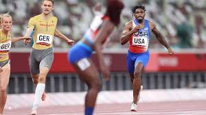 The 4 × 400 metres relay or long relay is an athletics track event in which teams consist of four runners who each complete 400 metres or one lap. Video U S Mixed 4x400m Relay Dqs In Prelims On Late Exchange