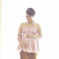 Kebaya modern bentuk dress dengan kombinasi kain brokat di bagian dada dan kombinasi kain tule lembut warna peach. 8 Inspirasi Kebaya Modern Untuk Ibu Hamil Cantiknya Makin Terpancar