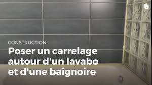Les carreaux de céramique de line peuvent être posés comme revêtement mural de salles de bains. Poser Un Carrelage Autour D Un Lavabo Et D Une Baignoire Bricolage Youtube