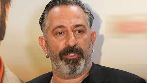 Cem yılmaz, komedyen, oyuncu ve yönetmen. Cem Yilmaz Dan Takipcisinin Elestirisine Yanit Magazin Haberleri