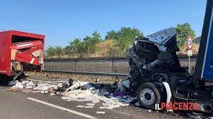 5 morti a bordo del furgone fiat coinvolto nel terribile incidente stradale avvenuto in provincia di piacenza vi erano tre italiani e due stranieri, tutti morti. Schianto Fra Tir In A21 Gravissimo Un Uomo Autostrada Chiusa E 12 Chilometri Di Coda