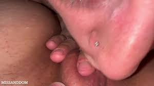 Besando su clítoris buenas noches antes de acostarse😈