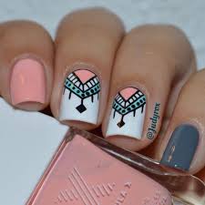 Uñas decoradas en rayado azul y blanco para variar de lo clásico. Unas Con Disenos De Atrapasuenos Para Pies Y Manos