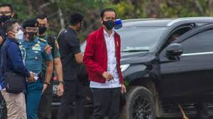 Kerumunan massa terjadi saat presiden jokowi menyambangi maumere, ntt. Naodrbhwoxixhm