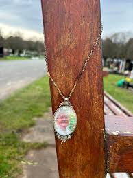 I've been looking for my mum's uncle William morrow he died feb.2000 his  wife died lated her name Flo I've always believed they were buried in  springwood cemetery but can't fine them,must