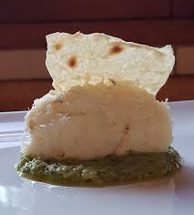 300 gr baccalà bagnato, 600 ml latte, 1 spicchio aglio, 2 foglie alloro, 1 rametto rosmarino, grani pepe in, 2 patate, 50 gr uvetta reidratata, 40 gr pinoli tostati, olio evo, 200 gr farina mais bianca per polenta, sale, 2 cucchiaini colmi spirulina. Baccala Mantecato Con Salsa Al Basilico E Carasau