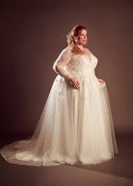 He also founded his own label guido maria kretschmer corporate fashion and initially designed uniforms for companies such as tui, hapag lloyd, emirate airlines as well as deutsche telekom and ms europa. Tanja Marfo Launcht Infinity By Tanja Capsule Bridal Collection Zusammen Mit Vollkommen Braut Thecurvymagazine