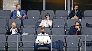 Liebe männer, wir sehen das doch! Jogi Low Feiert Stadion Comeback In Der Bundesliga Fussball Bild De