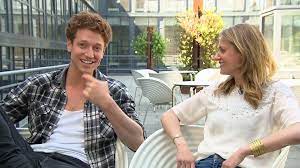 Victoria ist eine britische historienserie, geschrieben von daisy goodwin.die serie wurde im september 2015 angekündigt, als sich jenna coleman entschloss, doctor who zu verlassen, um ihre rolle als königin victoria anzunehmen. Sankt Maik Star Daniel Donskoy Uber Fan Begegnungen Hallo Sagen Statt Beobachten