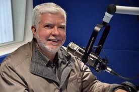 Pedro Sevcev se renueva en la radio con su programa “Éxitos 107 FM”