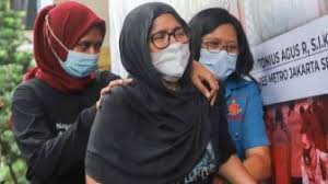 Reza alatas, ririn tio menambah daftar sejumlah artis indonesia yang terseret kasus narkoba di tahun 2020 ini. Dicokok Bareng 2 Temannya Karena Narkoba Artis Jj Masih Diperiksa Polisi