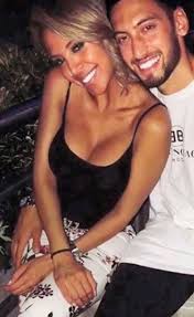 Ailesiyle yürüyen adam, karısı taciz edilince deliye döndü! Hakan Calhanoglu Ayriligi Duyurdu Esi Sinem Calhanoglu Dan Iddialara Yanit Magazin Haberleri Ntv