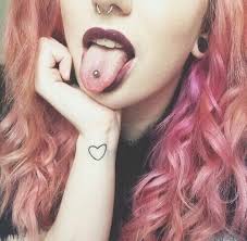 El piercing en la lengua, o perforación en la lengua, es un agujero o perforación corporal que atraviesa el centro de la lengua, y es la quinta perforación más popular en el mundo occidental después de la oreja. 3 Tipos De Piercings De La Lengua Tatuajes Logia Barcelona