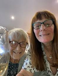 Good morning everyone have a great Friday, the weather is awful, so another  beautiful smile from philomena is definitely what is needed..such a classy  lady & sadly missed..💚☘🇮🇪🌟