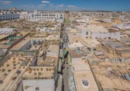 Tuniské pobrežie ponúka nádherné piesočné pláže a pokojné čisté more. Medina Of Tunis Wikipedia