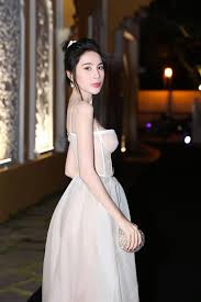 Cô trở thành sinh viên chính quy khoa thanh nhạc trường cao thủy tiên được đánh giá là nghệ sĩ đa tài khi vừa hát vừa sáng tác các ca khúc nhạc phim, có thể kể đến như các phim sau: Ca SÄ© Thá»§y Tien Xinh Ä'áº¹p NhÆ°ng Láº¡i Lá»™ Than Hinh Máº£nh Mai Gáº§y Go HÆ¡n Má»©c Binh ThÆ°á»ng