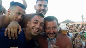 Perché salvini, oggi, condanna le violenze di napoli. Matteo Salvini Scatenato A Milano Marittima Le Foto Finiscono Sui Social
