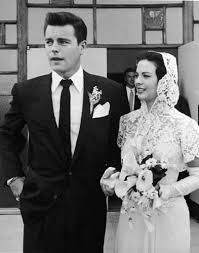 Robert Wagner And Natalie Wood December 1957 Their First Wedding Celebrity Wedding Photos Celebrity Bride Celebrity Weddings