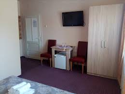 Pensiunea manolo va pune la dispozitie 8 camere duble matrimoniale, 3 camere triple, 1 camera 4 locuri, 1 apartament si 4 casute a cate 2 camere. Pensiunea Manolo Ocna È™ugatag Camere