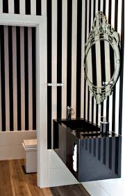 Lavabos Com Portas Entre A Cuba E O Vaso Banheiro Preto E Branco Banheiro Preto Decoracao Banheiro