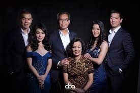 Download now 5 tips dan 21 referensi pose foto keluarga di studio mrfdn. 21 Tips Dan Contoh Pose Foto Keluarga Besar Di Studio Yang Memorable Lucu Santai Dan Formal