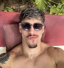 Alex Mendes's Instagram, Twitter & Facebook